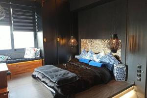阿特米达Accessible Luxury的一间卧室配有一张带蓝白色枕头的大床