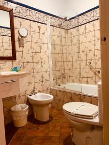 扎弗拉格兰德广场酒店的浴室配有卫生间、浴缸和水槽。
