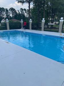 杰克逊维尔Microtel Inn & Suites by Wyndham Camp Lejeune/Jacksonville的院子里的大型蓝色游泳池