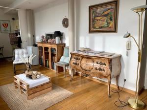 贝叶Tiny house au cœur de Bayeux的客厅配有木桌