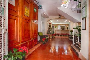 巴亚尔塔港Suites Plaza del Rio - Family Hotel Malecón Centro的建筑物内带有圣诞树的走廊