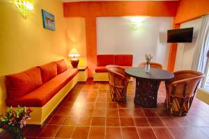 巴亚尔塔港Suites Plaza del Rio - Family Hotel Malecón Centro的客厅配有沙发和桌子