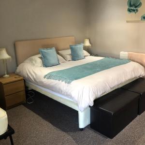 格兰奇奥沃桑茨The View的一间卧室配有一张带蓝色枕头的大床
