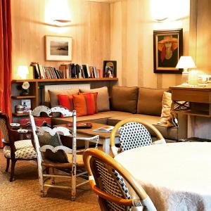勒芒圣佛莱稣住宿加早餐旅馆的客厅配有沙发、椅子和桌子