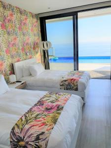 里韦拉布拉瓦Villa Brava Atlântico的海滩景客房 - 带两张床