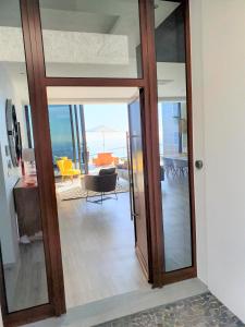 里韦拉布拉瓦Villa Brava Atlântico的通往客厅的玻璃门