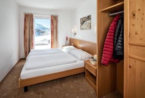 上陶恩Fewo-Obertauern-Steinadler的酒店客房设有床和窗户。