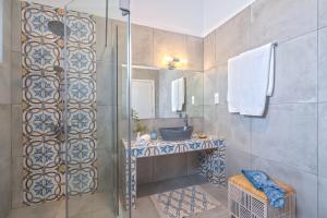 霍拉斯法基翁FantaSea Luxury Suite的带淋浴和盥洗盆的浴室
