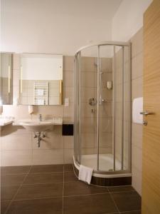 格拉茨莱拉本酒店的带淋浴和盥洗盆的浴室