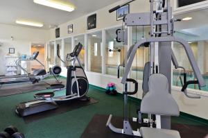 莱斯布里奇桑德曼酒店的健身中心和/或健身设施