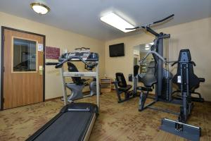 迈诺特Motel 6 Minot, ND的健身房,配有跑步机和健身器材