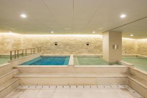 首尔Orakai Cheonggyesan Hotel的大楼内的大型游泳池