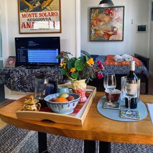 BeechmontWillow Cabin的一张桌子,上面放着水果盘和一瓶葡萄酒