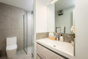 基督城The Nest Central Christchurch的浴室配有卫生间、盥洗盆和淋浴。