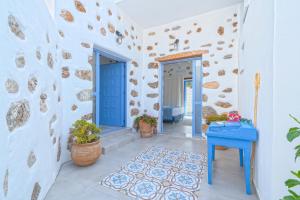 霍拉斯法基翁Veranta Luxury Suite的蓝色门和蓝色桌子的房子