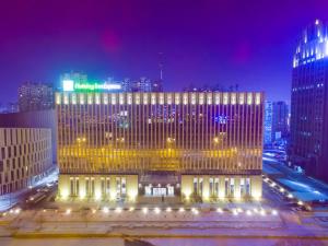 哈尔滨哈尔滨群力智选假日酒店的城市中一座大建筑