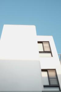 斗六市斗宅旅店的白色建筑侧面的图像