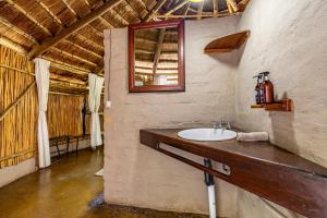 提姆巴瓦提禁猎区乌姆拉尼布什坎酒店的一间带水槽和镜子的浴室