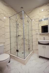 埃里温Hillside Guest House的带淋浴、卫生间和盥洗盆的浴室
