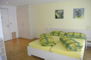Bazenheid加尼毕亨巴茨恩海德酒店的一间卧室配有一张带黄色床单和枕头的床。