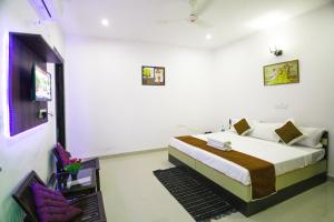 Hotel Taj Niwas客房内的一张或多张床位