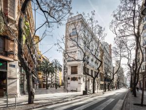 瓦伦西亚Mon Suites Benlliure的一条城市街道上高大的白色建筑