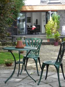 斯莱戈Pearse Lodge的两把椅子和一张桌子以及一张桌子和椅子