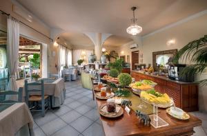 维拉西米乌斯苏瑟尔杰缇精品酒店的一间用餐室,配有一张桌子和香蕉