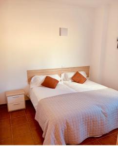 圣尼科拉斯村Apartamento La Real 2的一间卧室设有两张床和床头柜