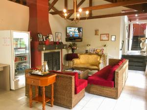格拉玛多Pousada Tango的带沙发和壁炉的客厅