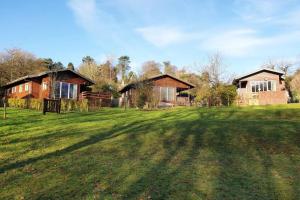 RudyardLuxurious lodge, Hot tub at Rudyard Lake, couples or small family的一个大院子,有两栋小屋的背景