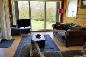 Luxurious lodge, Hot tub at Rudyard Lake, couples or small family的休息区