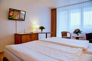 柏林附近贝尔瑙贝尔瑙舒适酒店的酒店客房设有两张床和窗户。