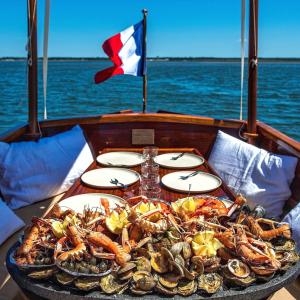 雷日卡普费雷Entre bassin et océan的船上餐桌上的一盘海鲜
