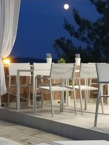 利迈纳里亚De Sol的夜晚阳台上的白色桌椅