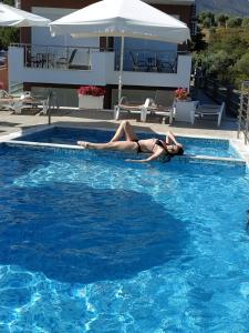 利迈纳里亚De Sol的躺在游泳池边的女人