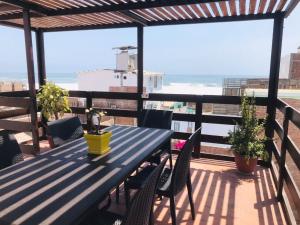 卢林Casa de Playa Arica的阳台上的蓝色桌椅