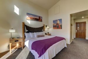 摩押The Gonzo Inn的一间卧室配有一张大床和紫色毯子