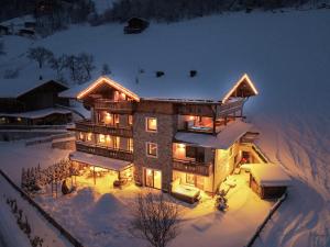 卡顿巴赫沃查特浩木屋的雪中的房子