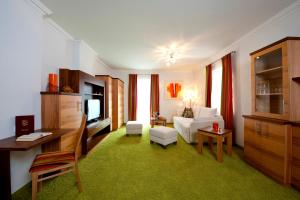巴特霍夫加施泰因柏克维拉公寓酒店的客厅配有白色的沙发和桌子