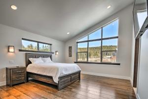 朱诺Mendenhall Valley Escape with Furnished Deck!的一间卧室设有一张大床和两个窗户。