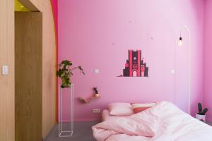 根特Boutique B&B Graaf的一间卧室设有紫色墙壁和一张床