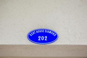 伊拉克里萨Rent House Diamond的建筑物墙上的蓝色标志