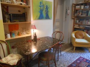 阿维尼翁Cocooning Avignon的一间带桌椅和椅子的用餐室