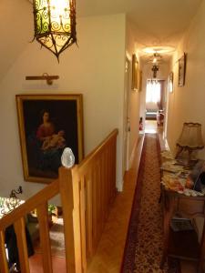 莱伊河畔圣米歇尔卡尼尔别墅的走廊上设有楼梯,墙上挂有绘画作品