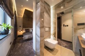 绿山城Kameralny的浴室配有卫生间、淋浴和盥洗盆。