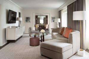芝加哥芝加哥四季酒店的客厅配有沙发和桌子