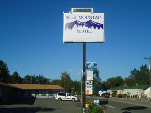 Okanogan蓝山汽车旅馆的街道上蓝色山区汽车旅馆的标志