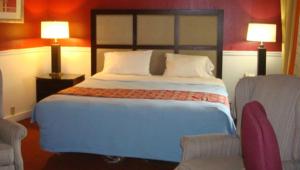 纽黑文纽黑文酒店的一间卧室配有一张大床和两把椅子