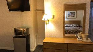 West StockbridgePleasant Valley Motel West Stockbridge的酒店客房配有微波炉和冰箱。